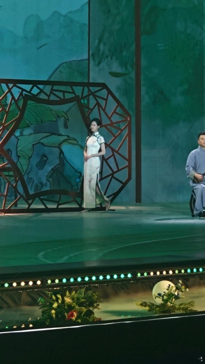 陈都灵行走的绿荷花从纱裙到旗袍，陈都灵把绿色的美演绎到极致！非遗晚会造型，不愧