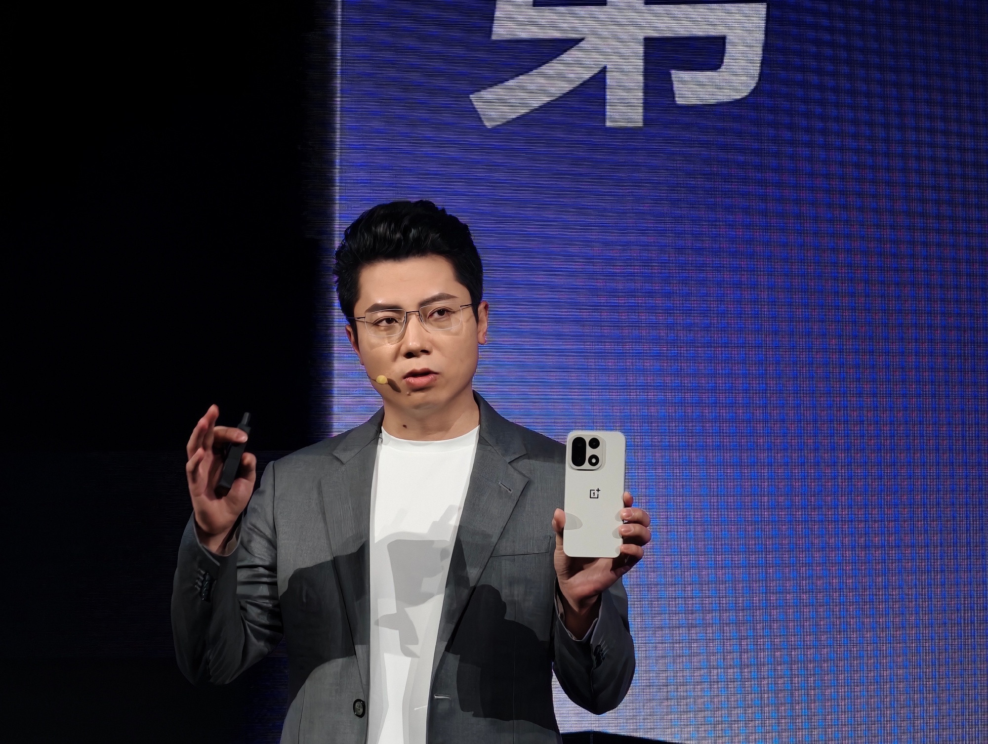 一加15这个感觉接近水泥灰的配色​​​