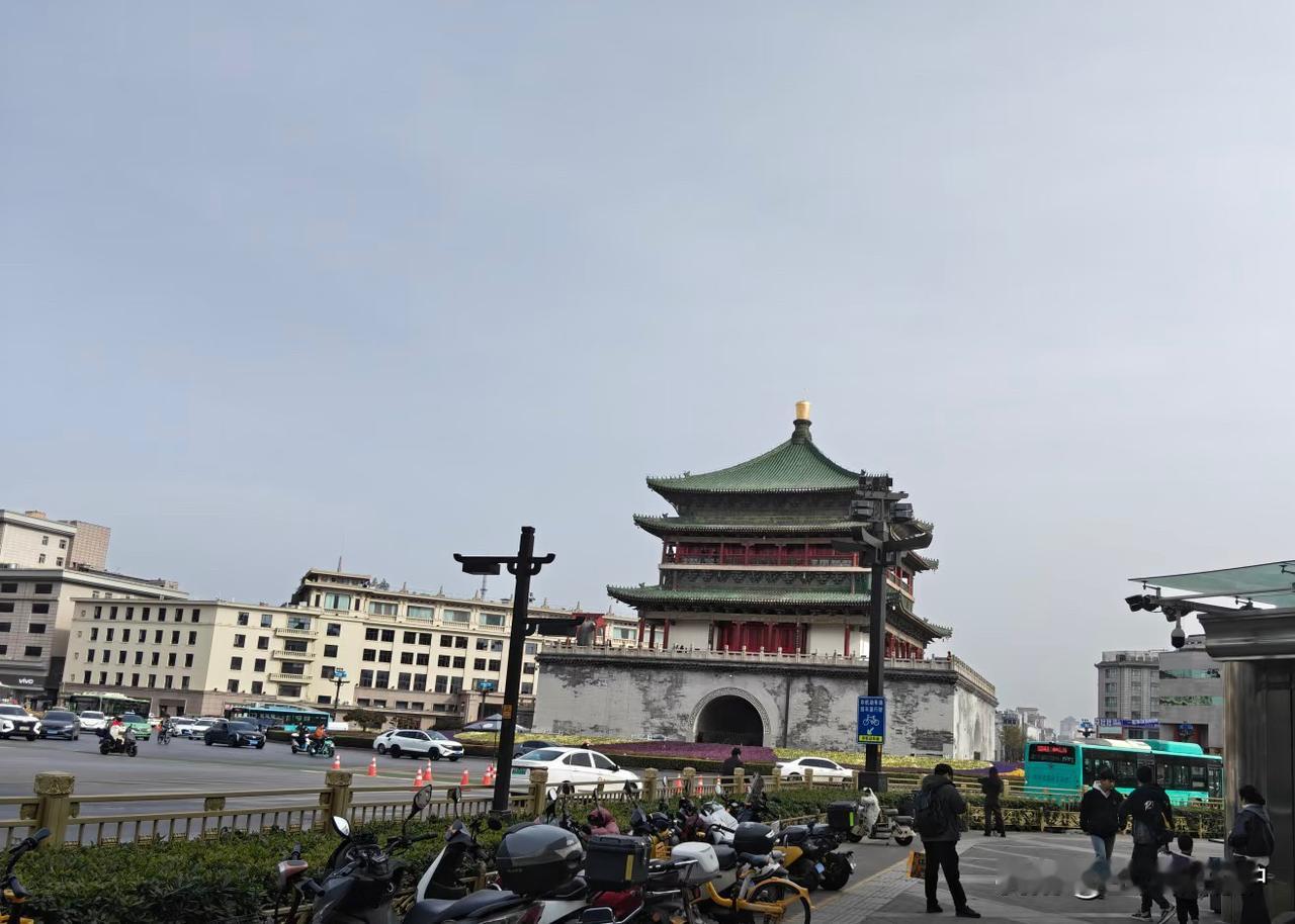 来西安的第一天，踩了个小坑：满怀期待去了回民街，实际体验却差强人意。整条街又乱又