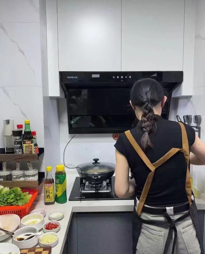 难得带着孩子回老家，舅妈和舅舅邀请我们去他们家吃饭，正巧表哥表嫂也在家，他们是去