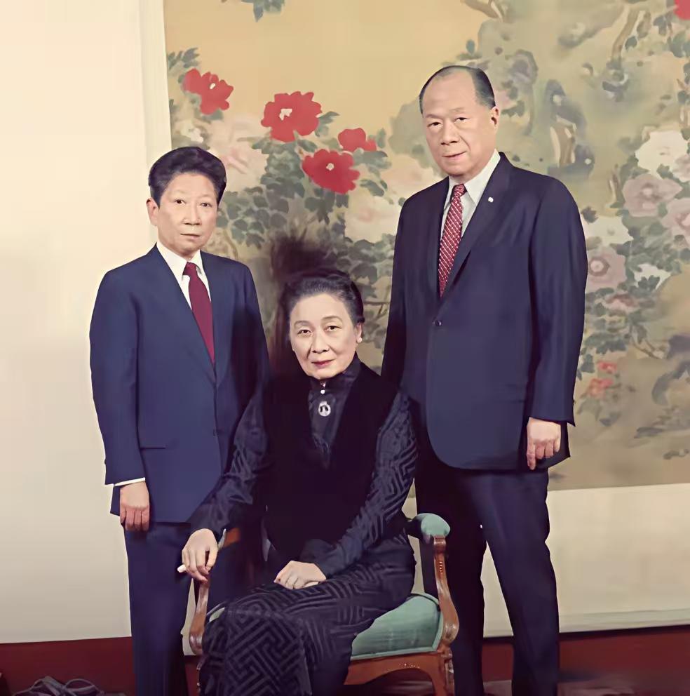 这是宋美龄晚年与侄子和侄女的合影，照片右边站着的是宋美龄的外侄孔令侃，左边站着的