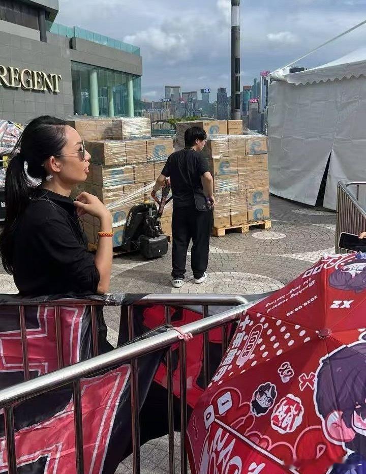 肖战又买了两车水，附近的水快被他买完了肖战香港人气