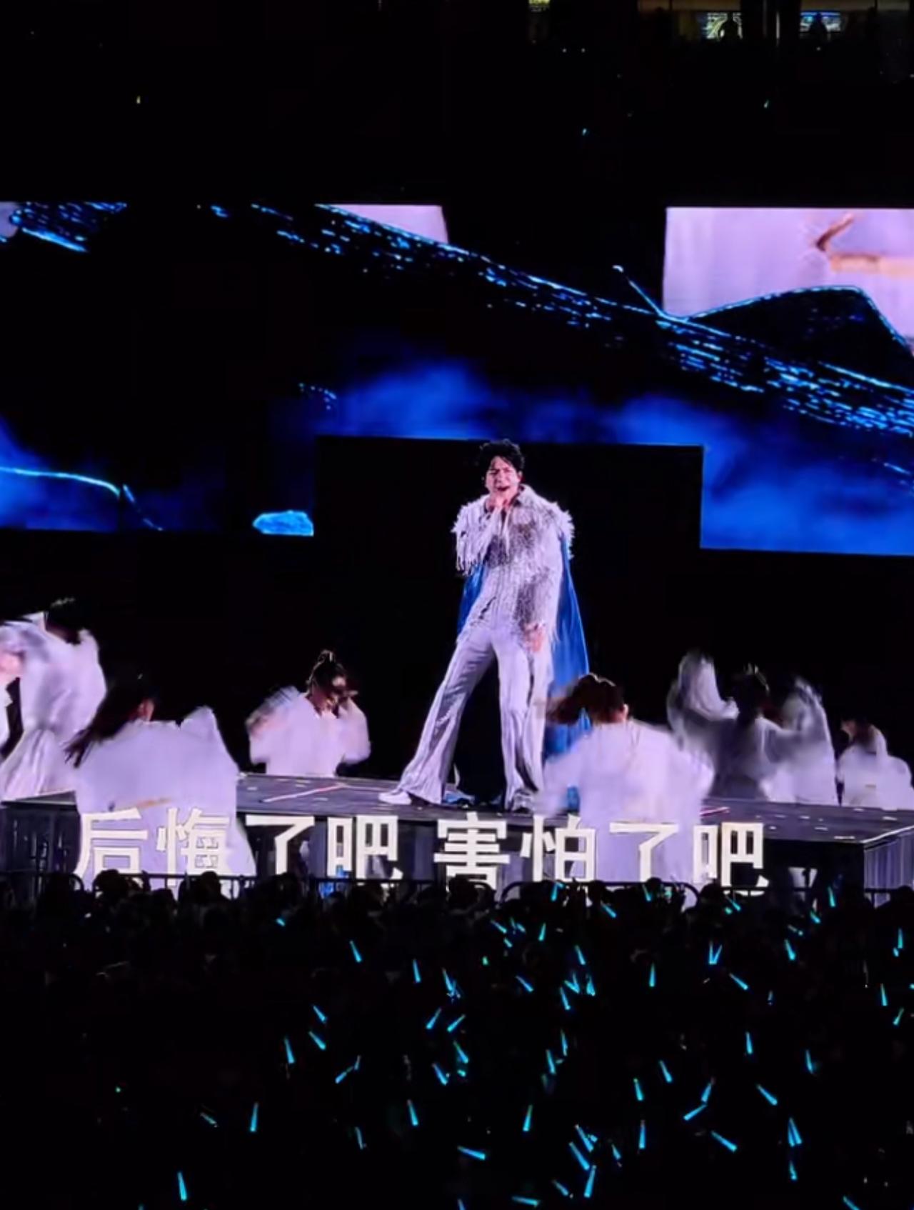 陈楚生贵阳演唱会开场炸裂！吊威亚银光从天而降，全场星海太震撼！刷到现场视频，我