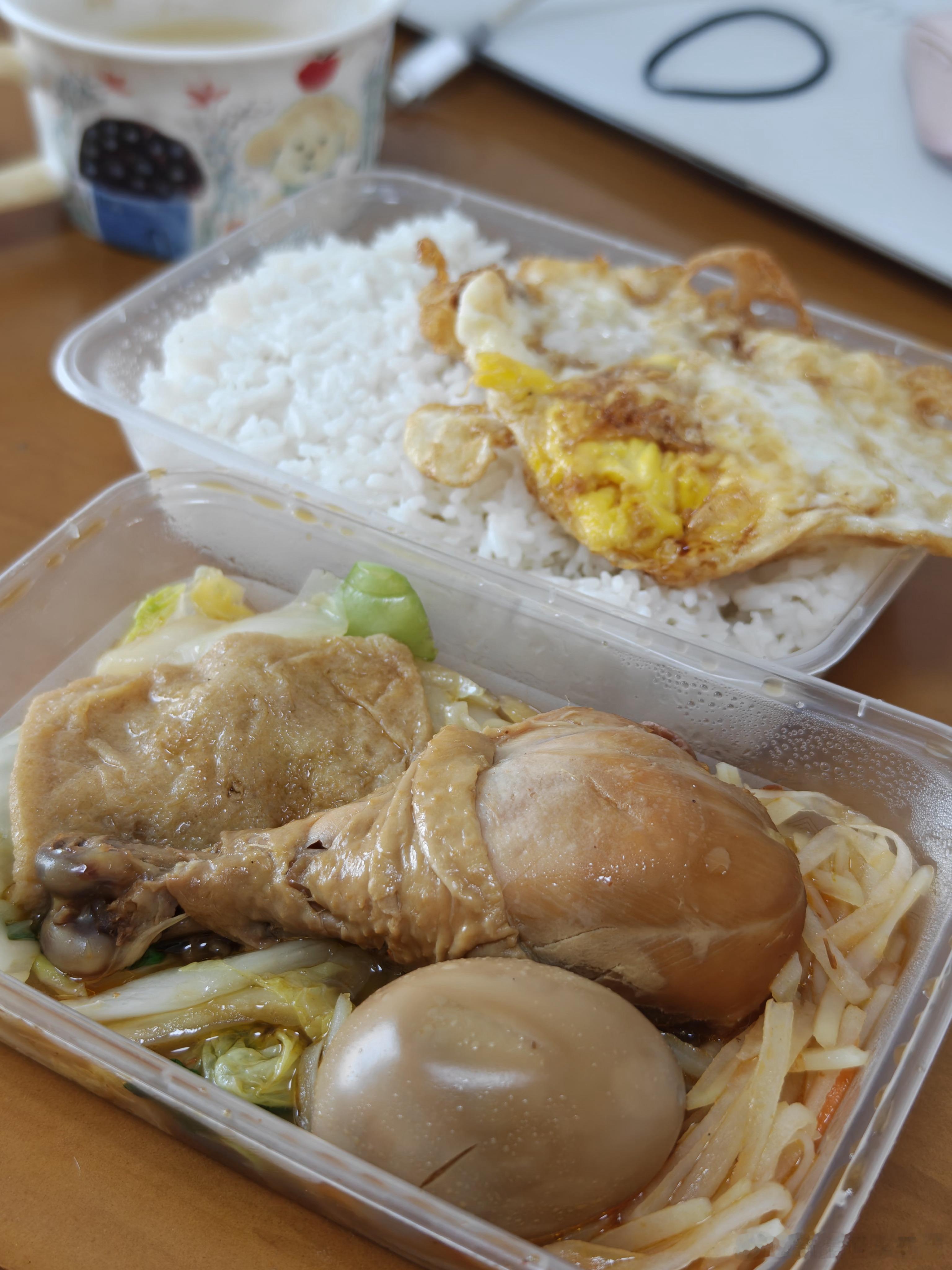 中午吃沙县！我点的是鸡腿饭，据说是性价比最高的减脂餐。可能太久没吃，今天觉得味