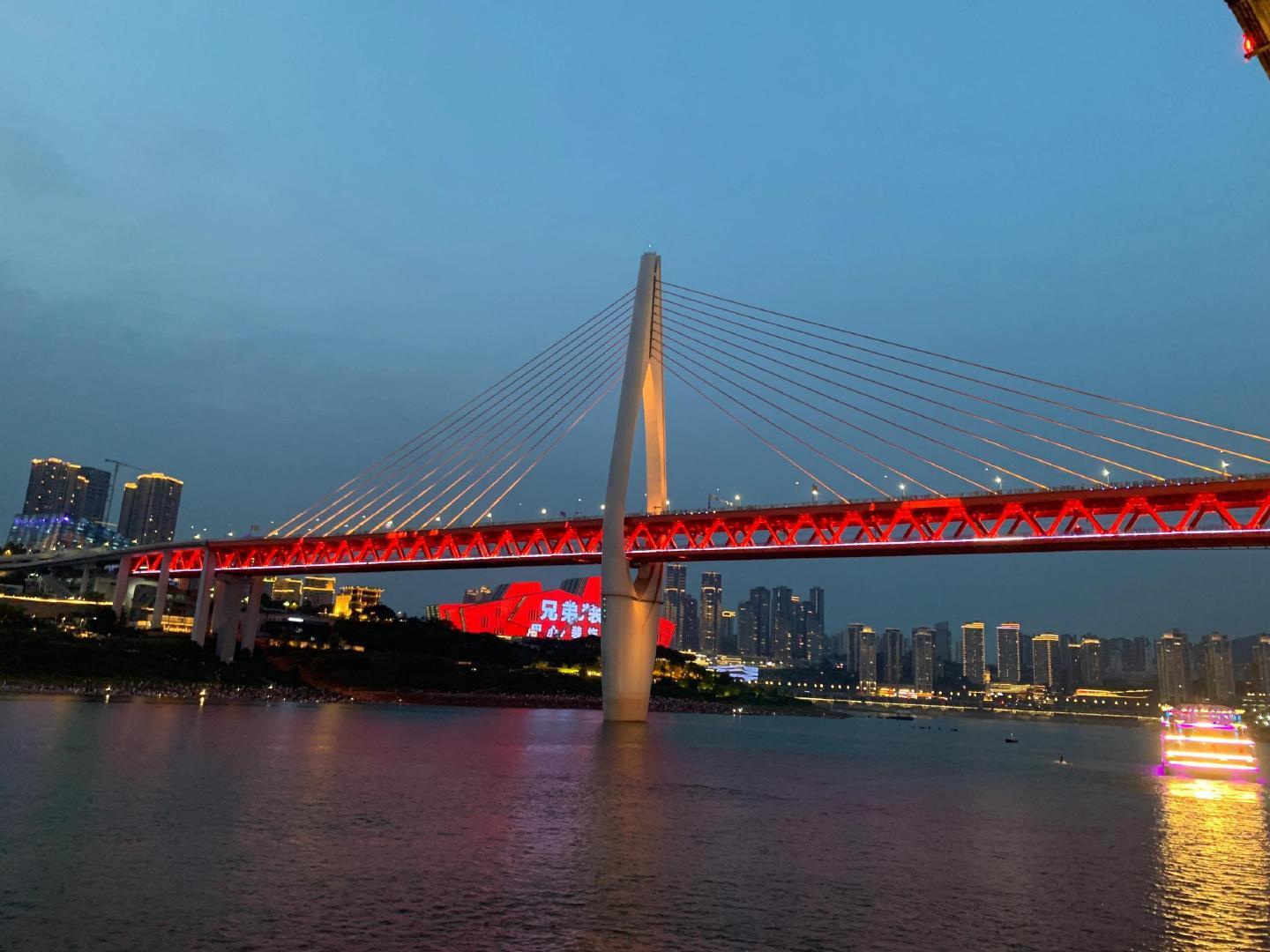 重庆的夜景真不是盖的在重庆的嘉陵江能够看到了夜景，真的是特别的美，其实在这里