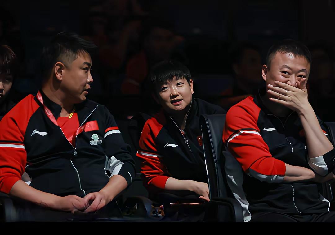 莎莎就是开心果，成都混合团体世界杯，两个主教练一起指导场上的队员，先打小组循环赛