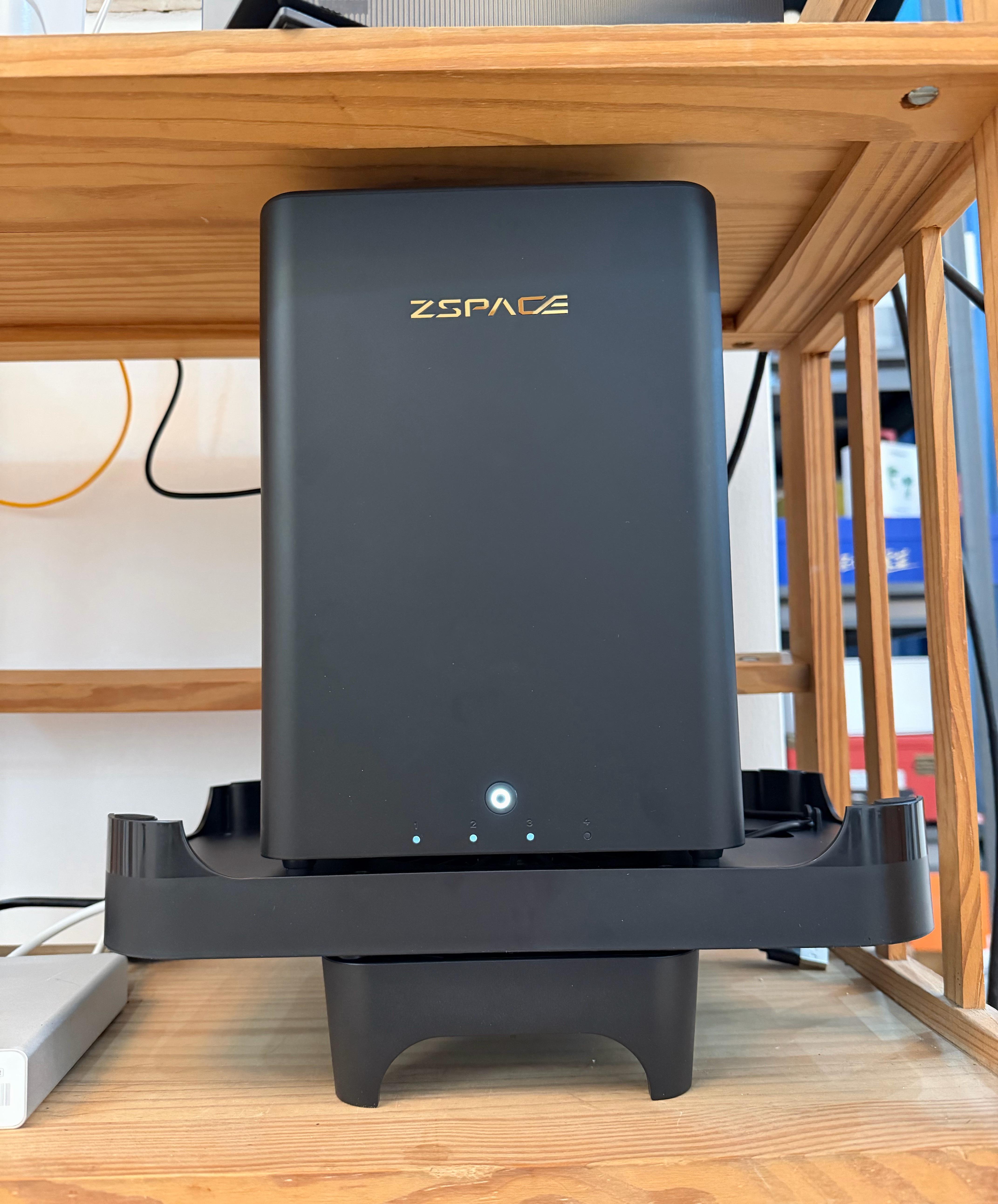 本博简直就是散热天才nas底部的固态硬盘位置无散热风道，纯积热连续拷贝温度直冲六