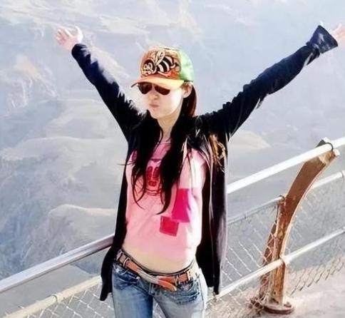 女儿45岁不婚怼父亲“管好你自己”，如今父亲婚姻亮红灯她5年前就预言。王石催婚