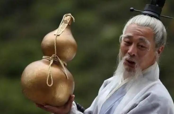 2018年，河南古墓出土了一个铜壶，里面装了足足7斤的不明液体，专家们起初还以为