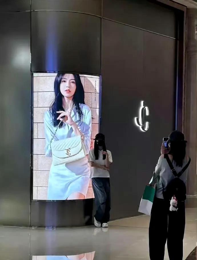 #白鹿宋雨琦跑男下班逛gai太好嗑！谁懂啊！6月19日白鹿、宋雨琦录制《奔跑吧