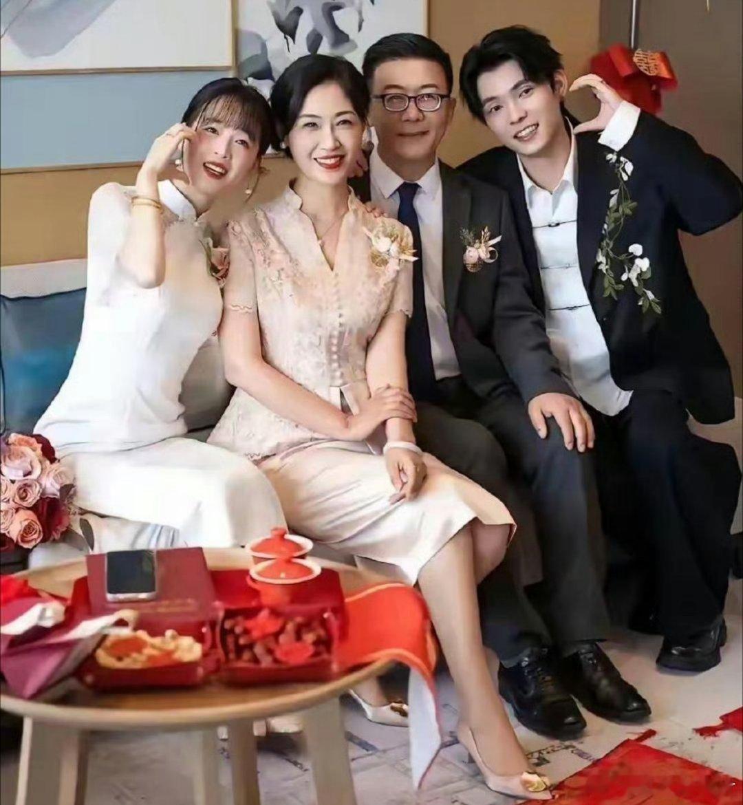 婚礼现场，婆婆有点喧宾夺主吧？