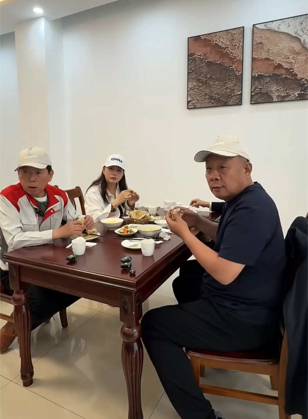 惺惺相惜的魏建军和于东来终于是同框了，去看了长城制造工厂之外，这会儿保定驴肉火烧