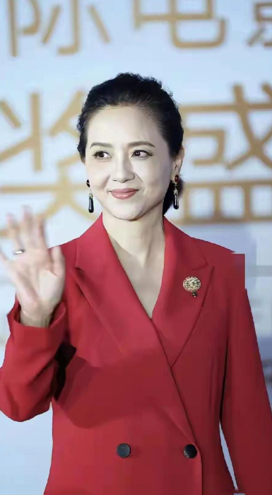 以前觉得她穿旗袍很漂亮，没想到现在穿着西装的她也这么美，一点也不像50多岁的人，