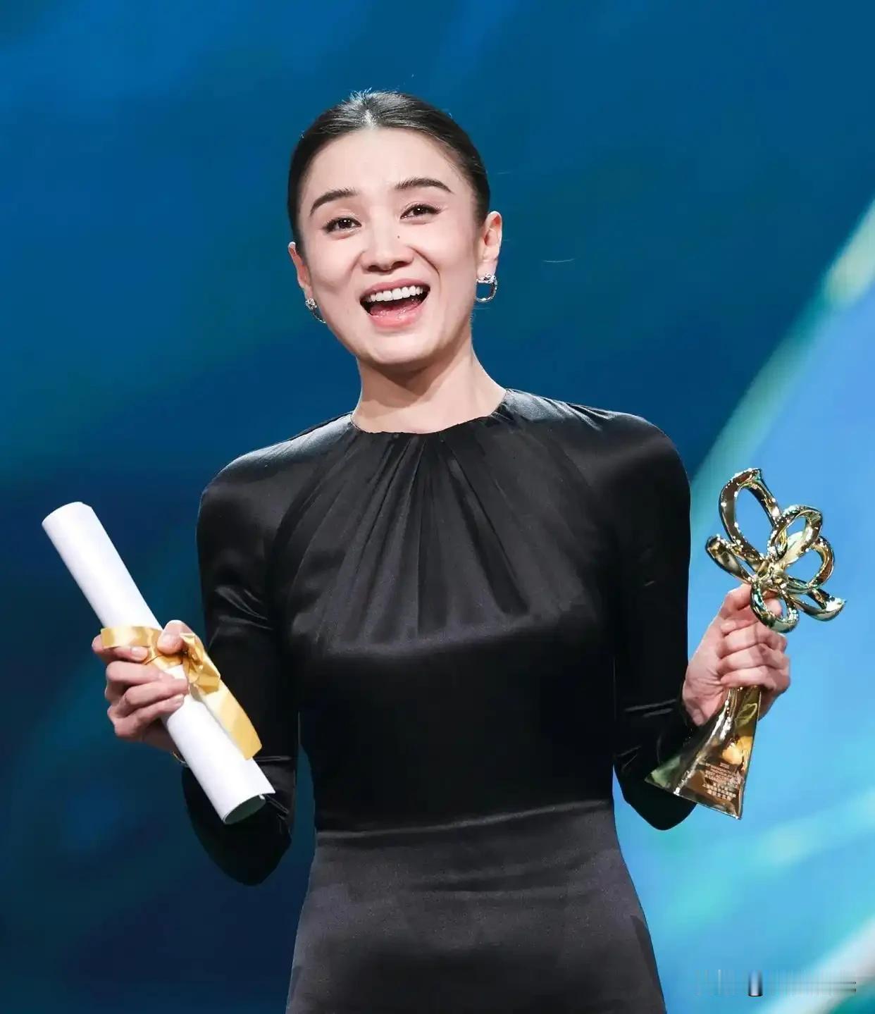 演员宋佳说：“当他们找到我演张桂梅老师时，我第一反应不敢相信，我个子高，外形和张