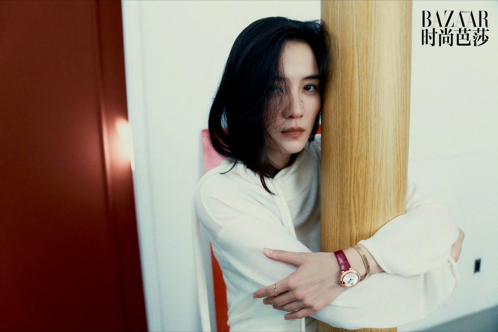 她在镜头前的自然流露——或浅笑或沉思，肢体舒展不刻意，每一个瞬间都透着与自我和解