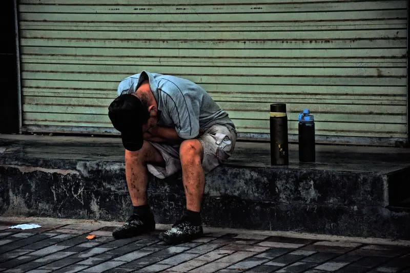 失业没收入真的会让人崩溃。就拿80后来说，他们夹在时代夹缝里，人到中年遭遇失业，