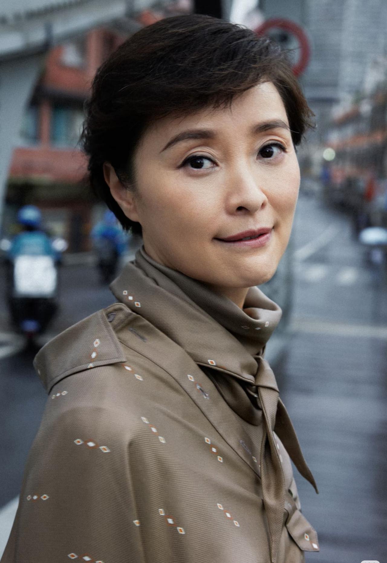 优雅都市女性，雨中漫步的时尚瞬间