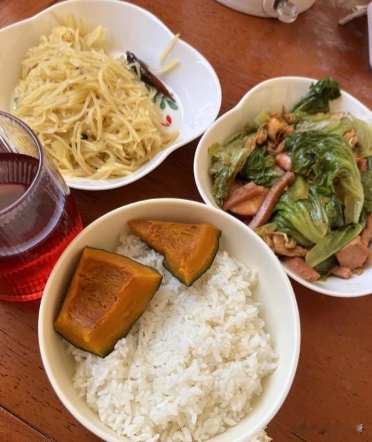 辛辛苦苦做的菜，老公却说没食欲，还说一个下酒菜也没有，看到都饱了，朋友们，你们说