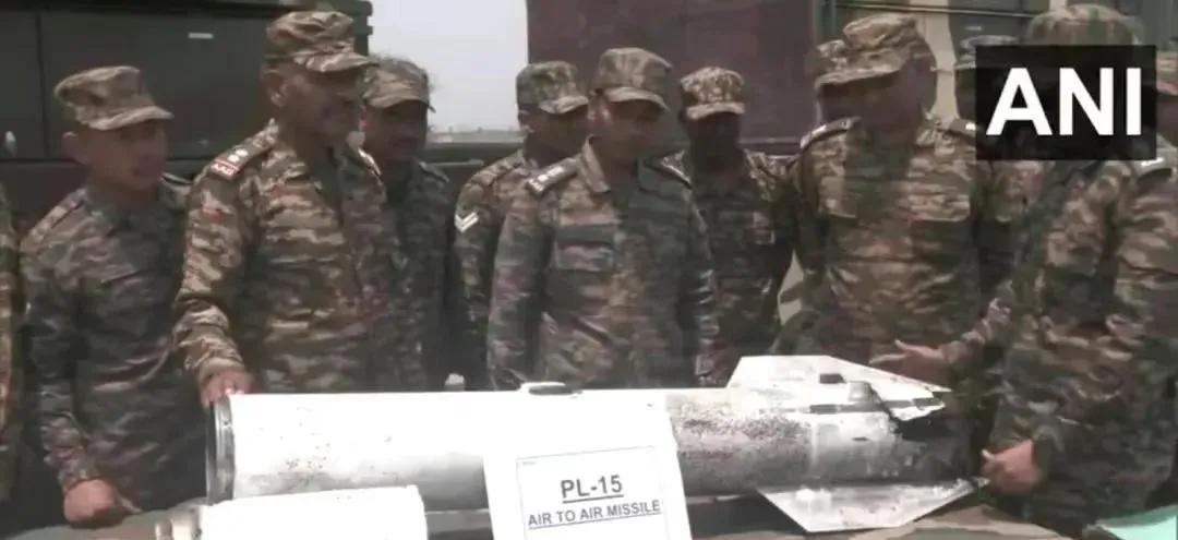 印度人的脑回路真的是清奇，搞了几枚PL-15E型空对空导弹的残骸，拖了出来进行全