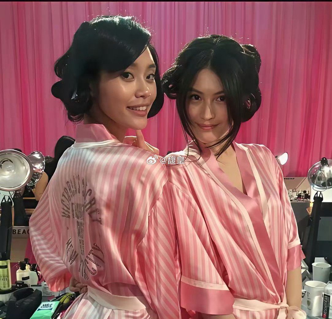 这是奚梦瑶和何穗在2015维密秀后台的合影，其实两人的颜值和十年前几乎没什么差别，甚至还更漂亮了。​