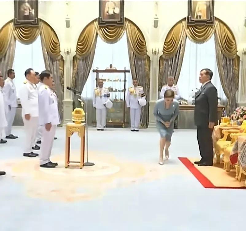 泰国的礼仪很严谨！今天临时代理总理素里亚率领新内阁成员到泰国王宫向国王宣誓效忠
