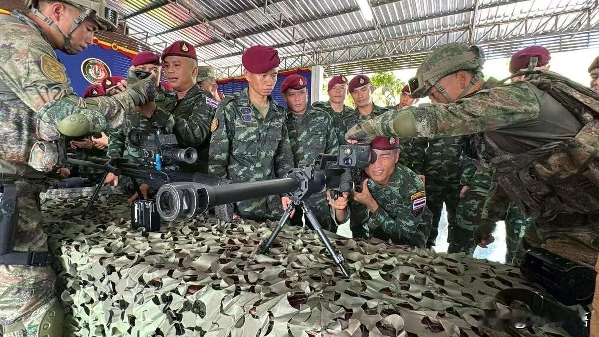 泰国士兵对于咱们的LG-5型40毫米口径重型“大狙”感觉非常喜欢，中国士兵正在传