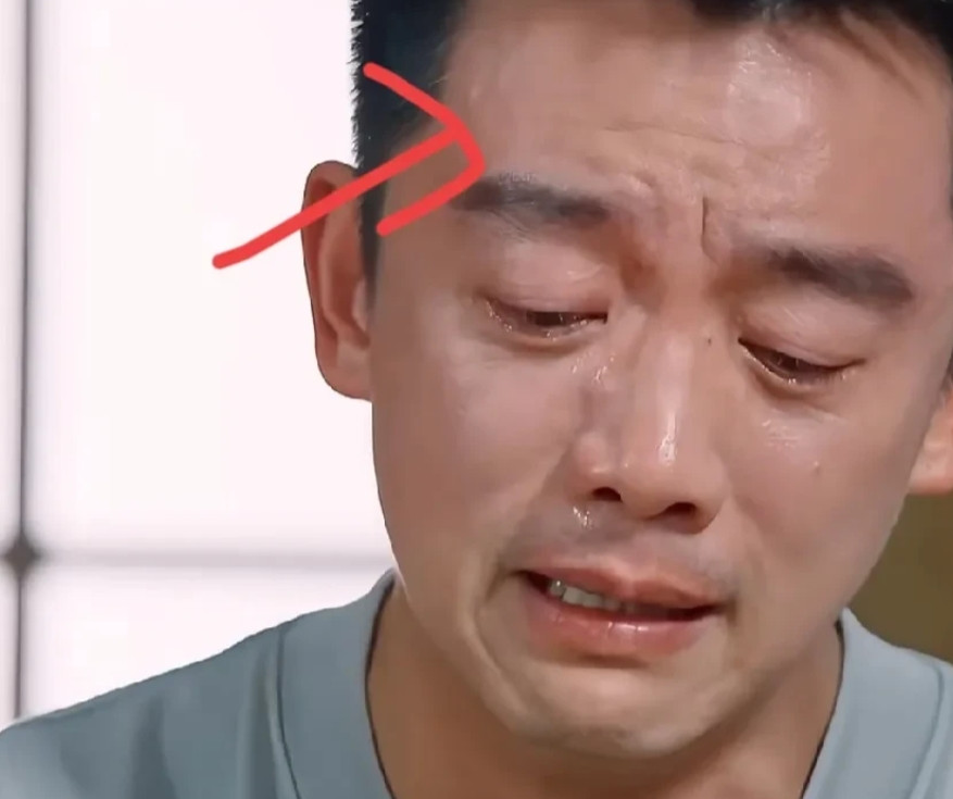 郑恺眼里的光没有了，不是参加跑男太累，也不是头发越来越少，而是家庭的压力太