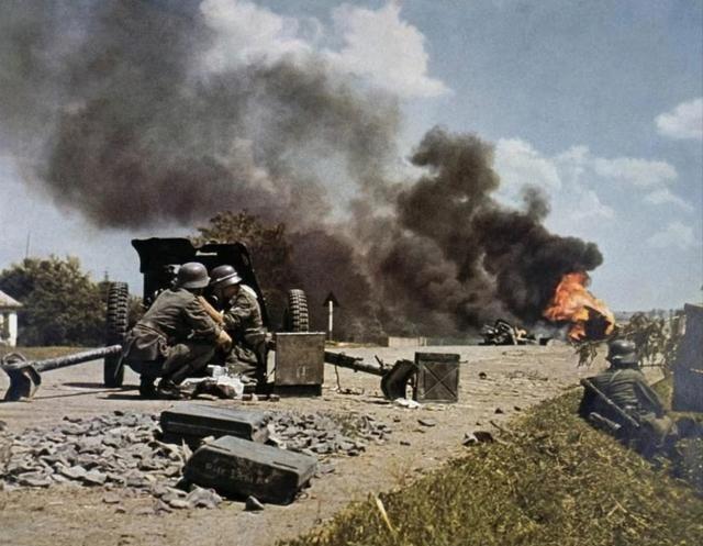 苏德两军在东线战场上给大家展示了工业化时代大规模战争中，人命就如蝼蚁，像刚开战的