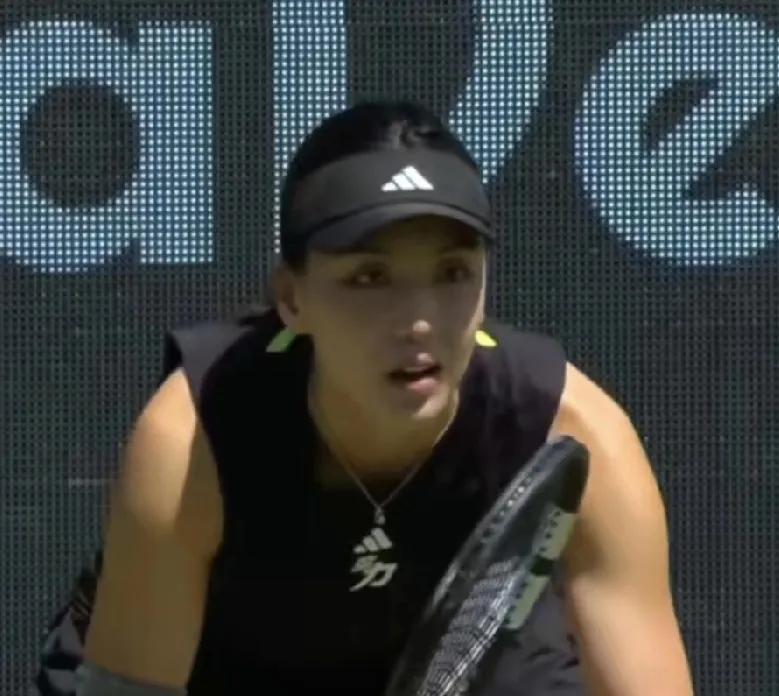 王欣瑜大战万卓索娃。WTA500柏林站决赛：第一盘，前3局，双方互保发球局。