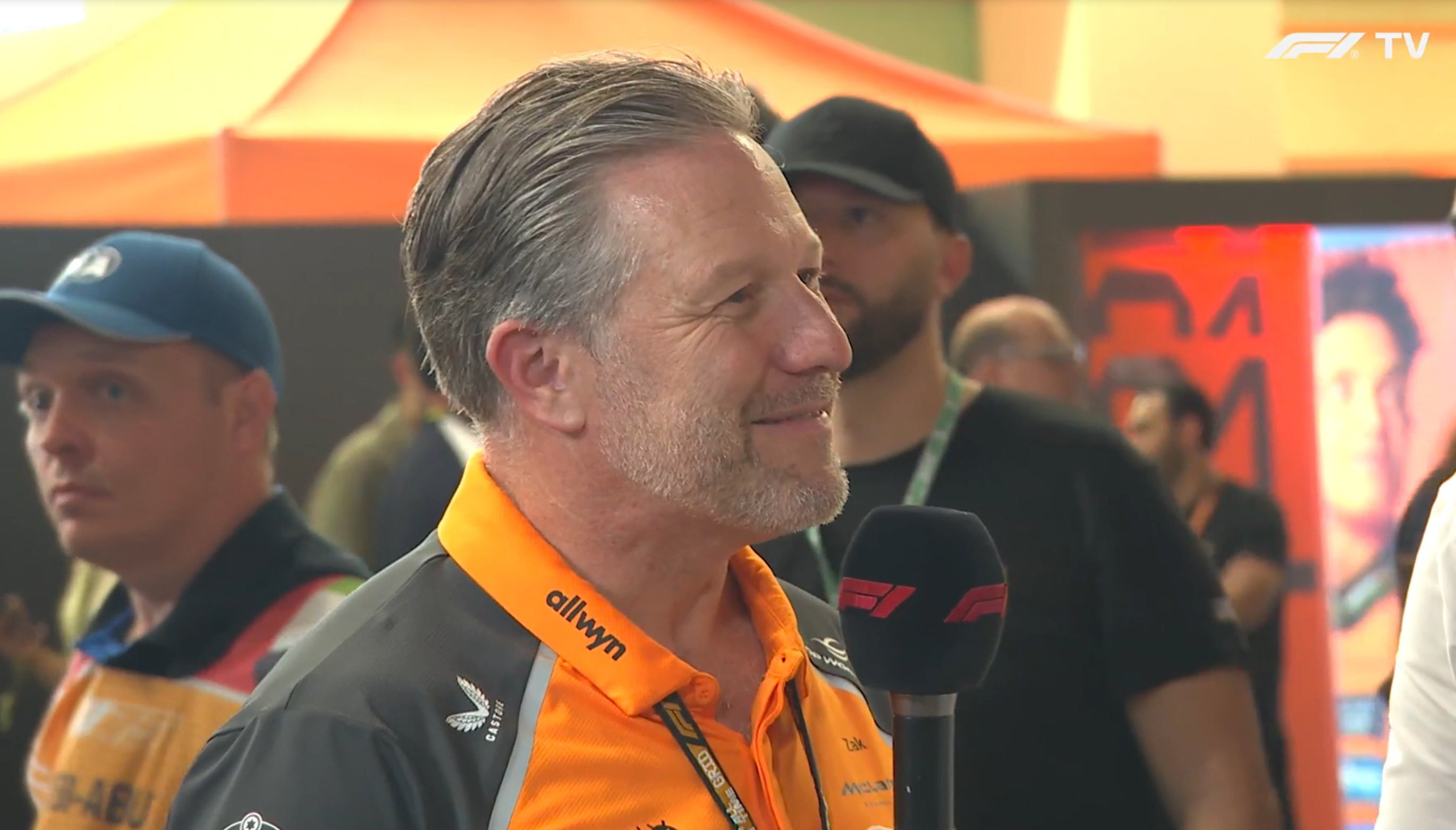 迈凯伦明确表态正赛要打配合了👇记者：“你之前提到的策略优势明天具体怎么体现呢？