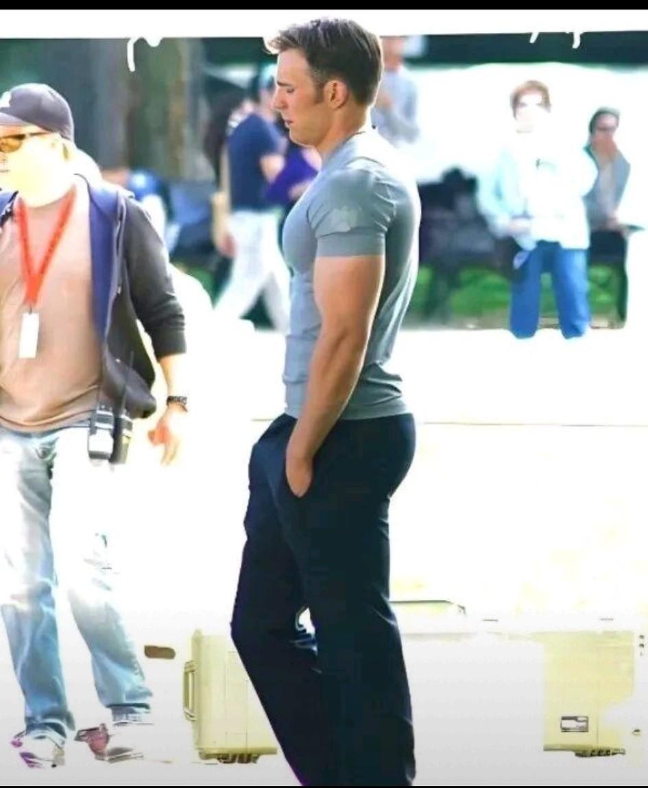 无法想象这身材走在大街上回头率该有多高?这种前凸后翘的身材,穿衣显瘦,脱衣有肉,