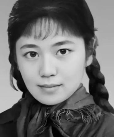 1977年，知青于文娟返城，恋人跟着列车狂奔，她擦干眼泪，大喊道：“别追了，我们