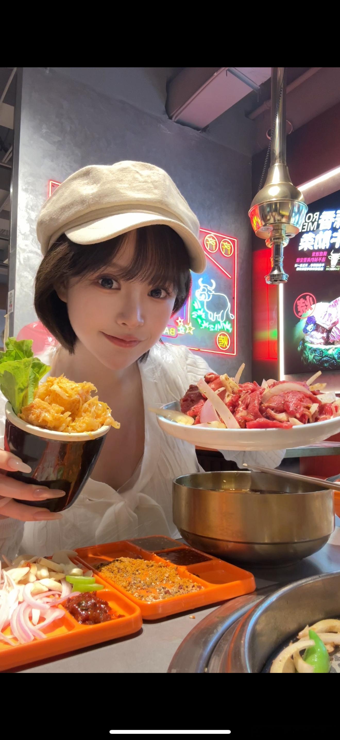 自从我妈回来之后，我俩天天出去吃好吃的现在半个月，我胖了8斤她胖了12斤娘俩一致