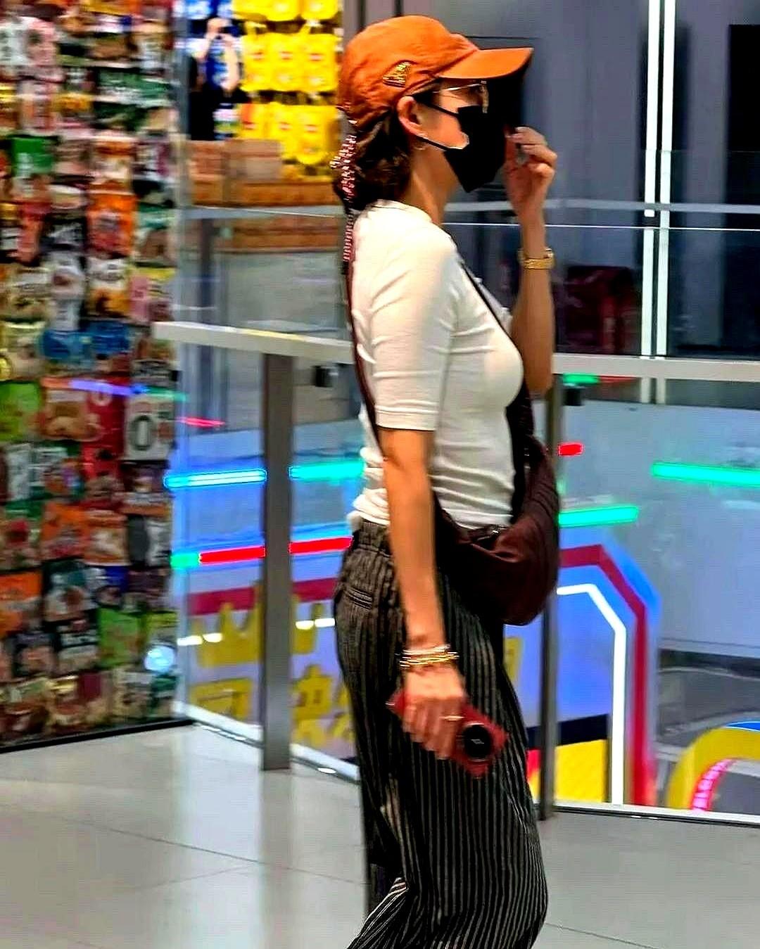 章子怡脱下外套那一刻，长沙零食店里，周围人的眼神都变了。她刚看完女儿醒醒的音