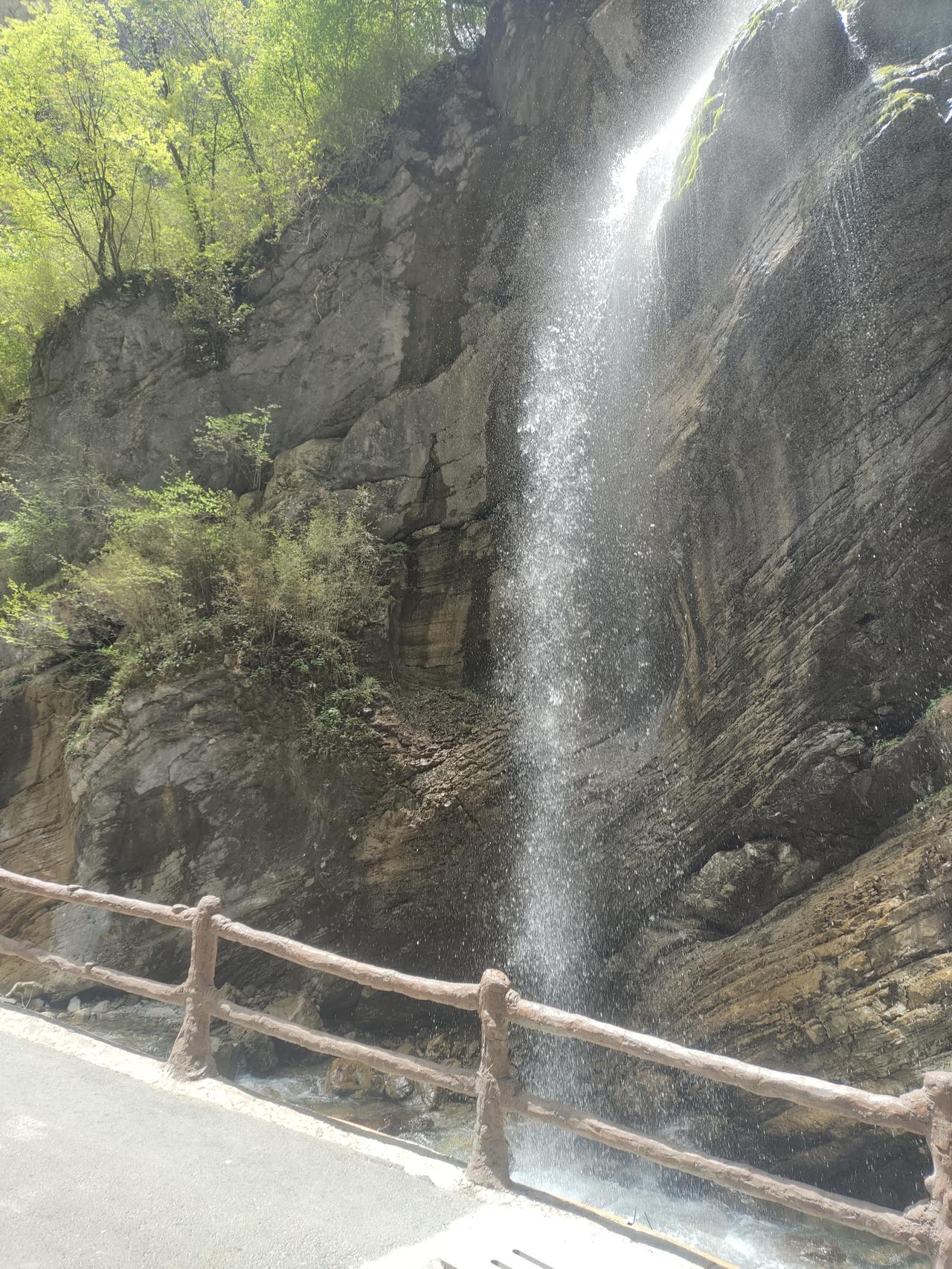 官鹅沟大峡谷雪山脚下，官鹅沟大峡谷，雪水湶湧而下。