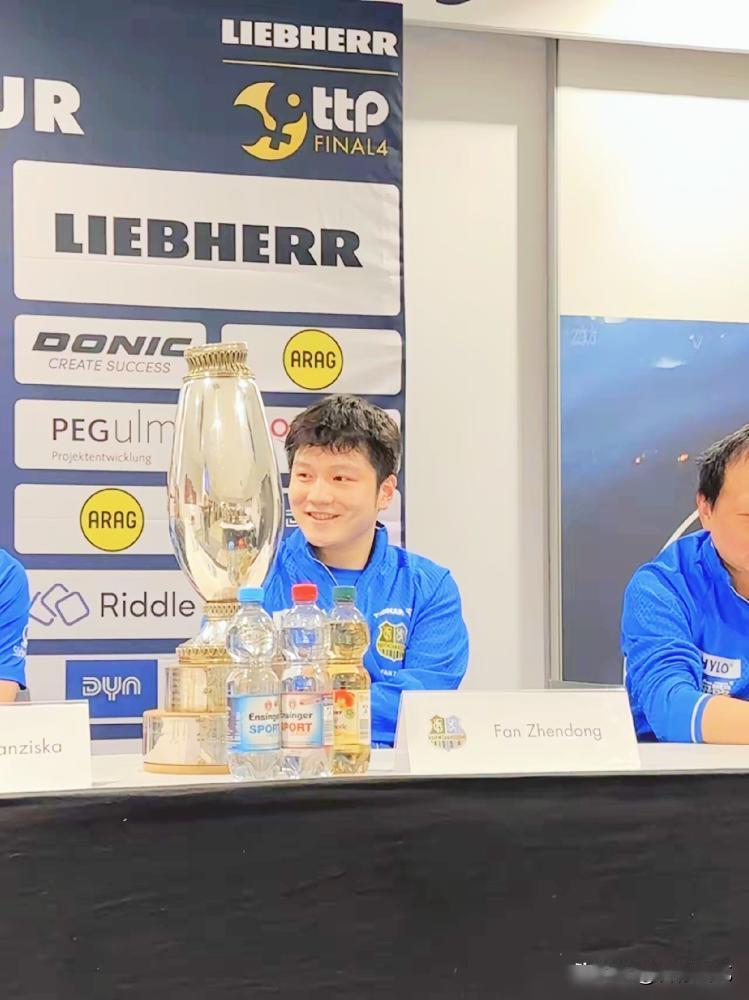 樊振东在国外笑成那样，国内观众看着不心酸吗？留洋半年拿德国杯冠军。一日四