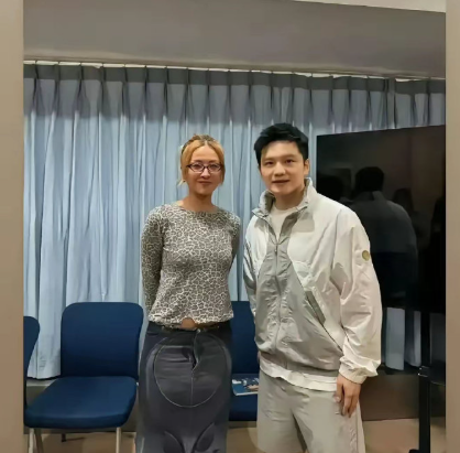 毫不夸张，陈奕迅老婆徐濠萦这条裙子我看了三遍，直到现在我还是怀疑她是不是穿反了，