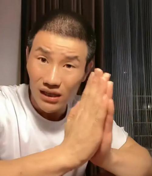 近日，“嘎子”谢孟伟直播穿疑似警服骂人引发轩然大波。面对舆论指责，他回应称穿的是
