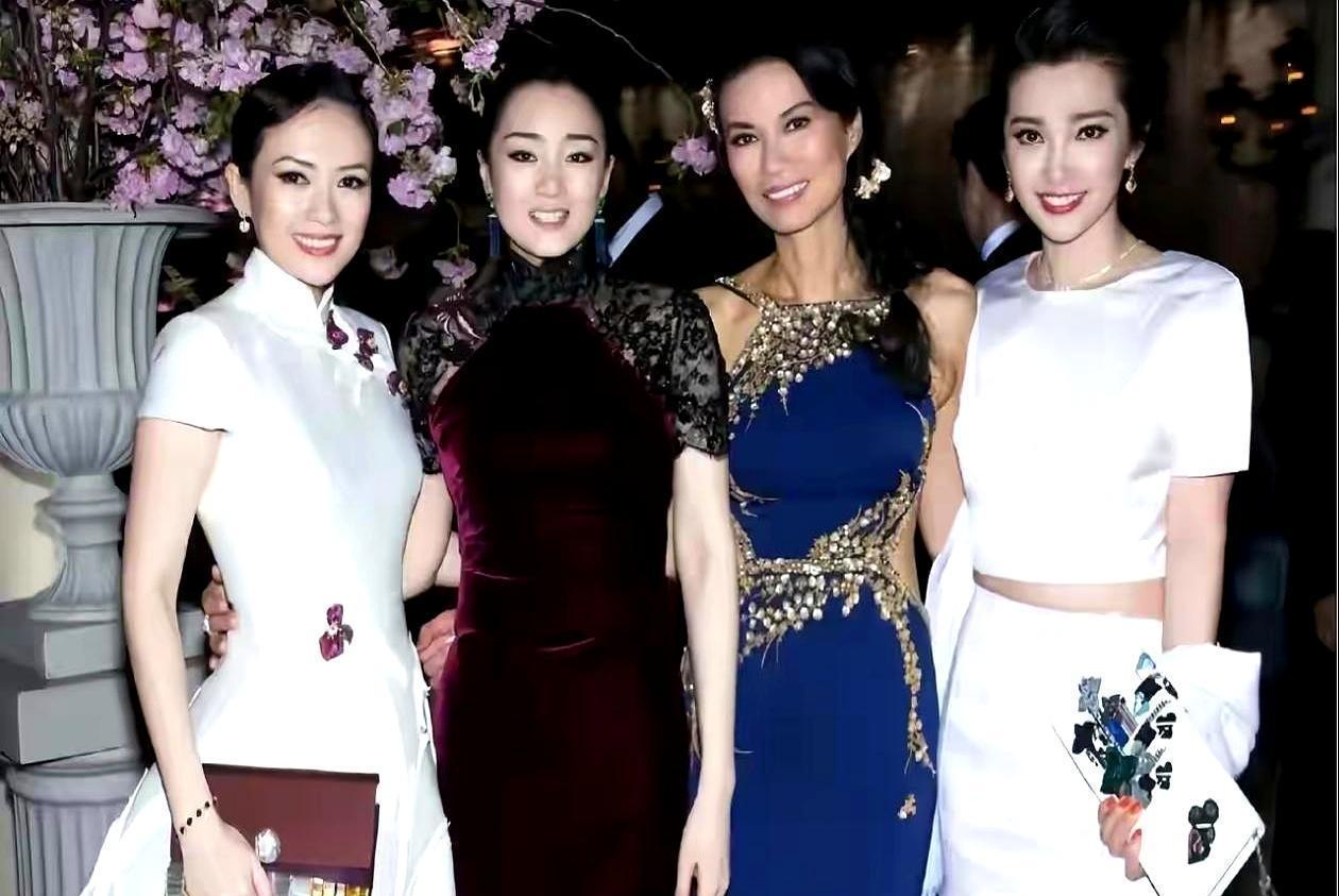 这或许是娱乐圈最著名的一杯酒。孙俪的尴尬，章子怡的侧身。仅仅几秒钟，被镜头定