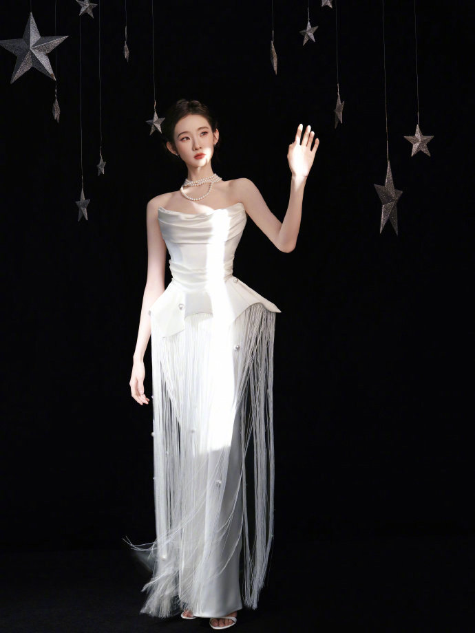 张艺凡眼影芋泥紫眼影在张艺凡脸上碰撞出绝美化学反应！保留少女灵动的同时，更添成