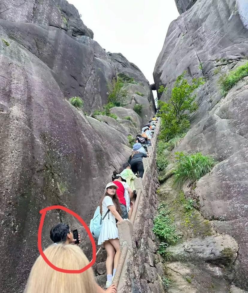 爬黄山途中看到的，这个小哥哥真会选景，万一人家男朋友跟着你就惨了～