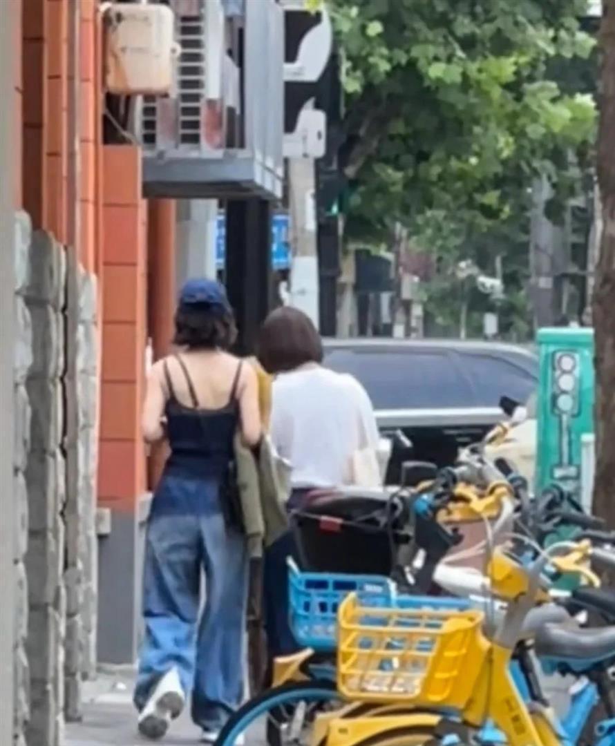 赵丽颖低调现身谢娜话剧！生病后首露面，身材暴瘦惹人心疼，下楼还需人搀扶​​​