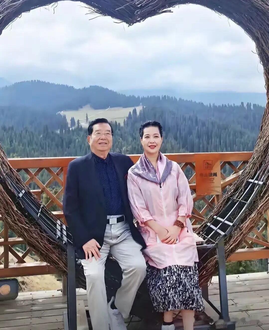 快90岁高龄的李双江一天到晚还挺精神的，可以经常陪伴妻子梦鸽一起出去游玩，两个人