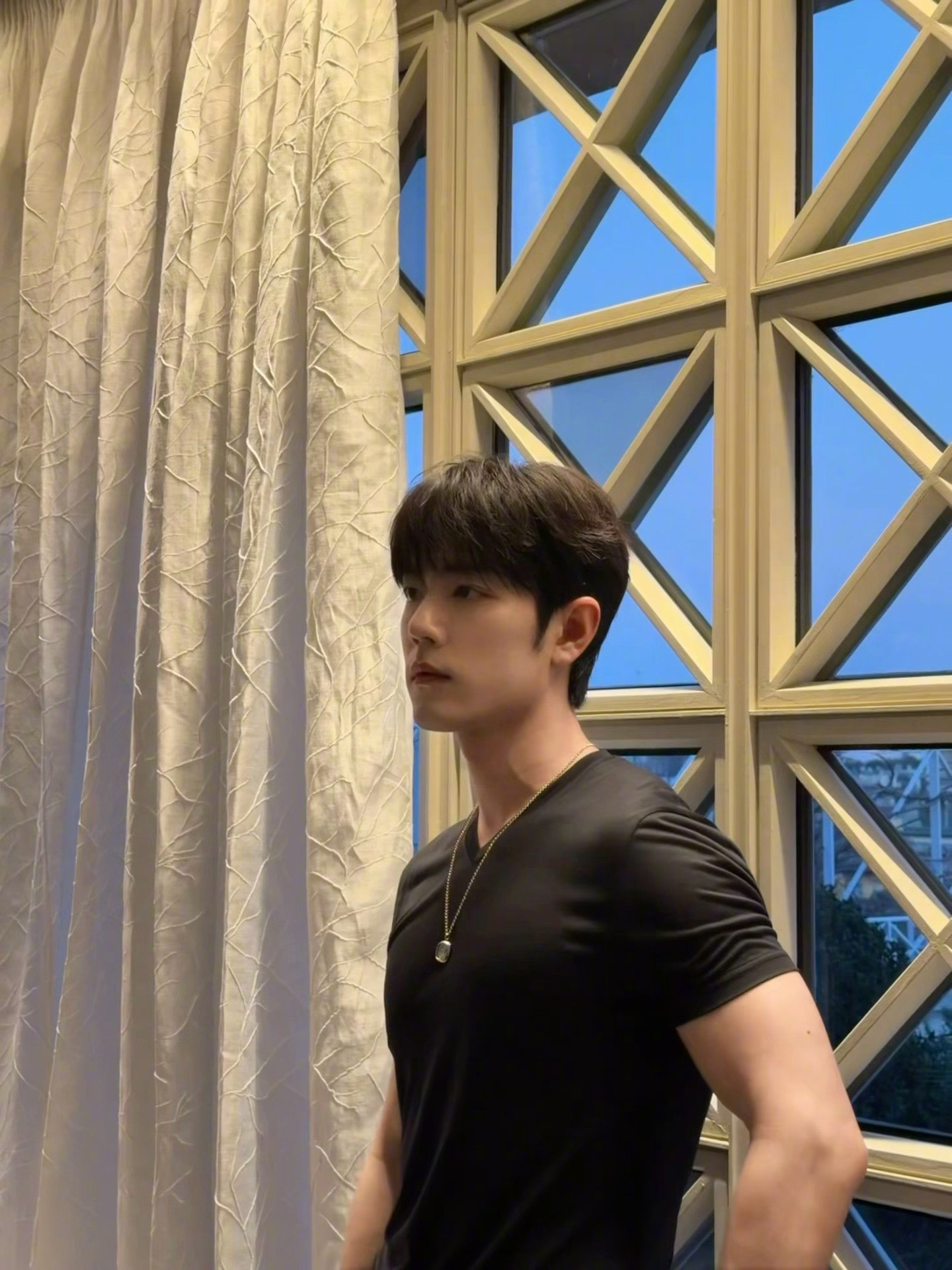 肖战inGucci📸造型片live花絮，顺毛是清新男大，墨镜是暗夜行者