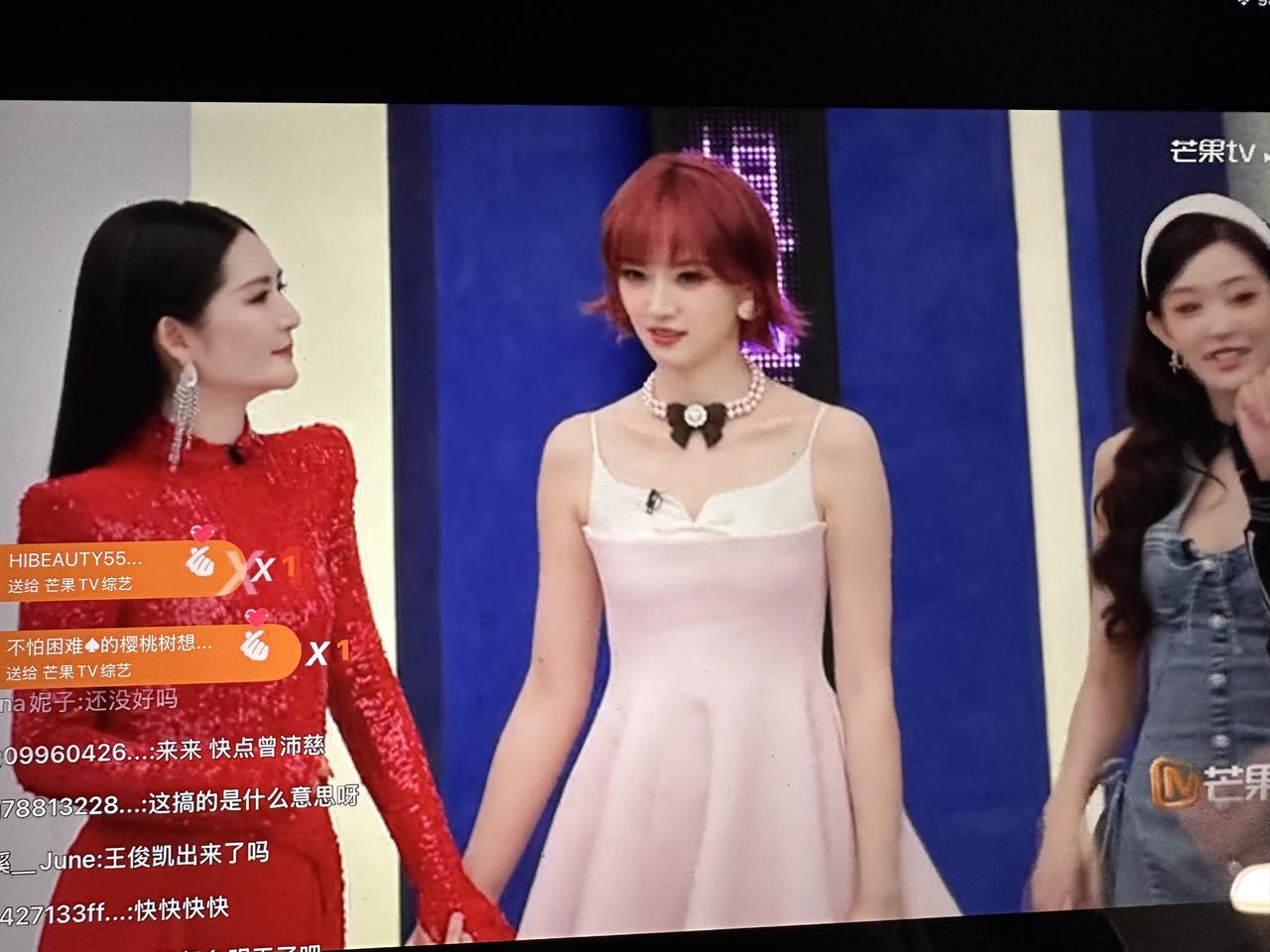 黄灿灿说假唱，谢楠说和张天爱有个共同的儿子。这一季的姐姐们太敢说了。当主持人