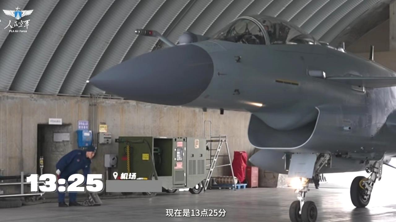 换装了新型衍射平显的北部战区某部歼10C，该部也同时在试装新飞行服（国旗换成军种