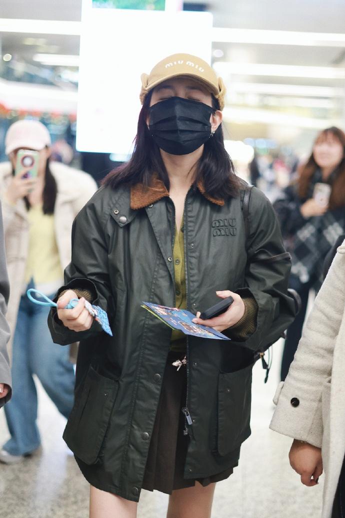 今天陈妍希现身北京机场，她这回搭配的很时尚，看起来年轻又迷人，还显得很可爱。