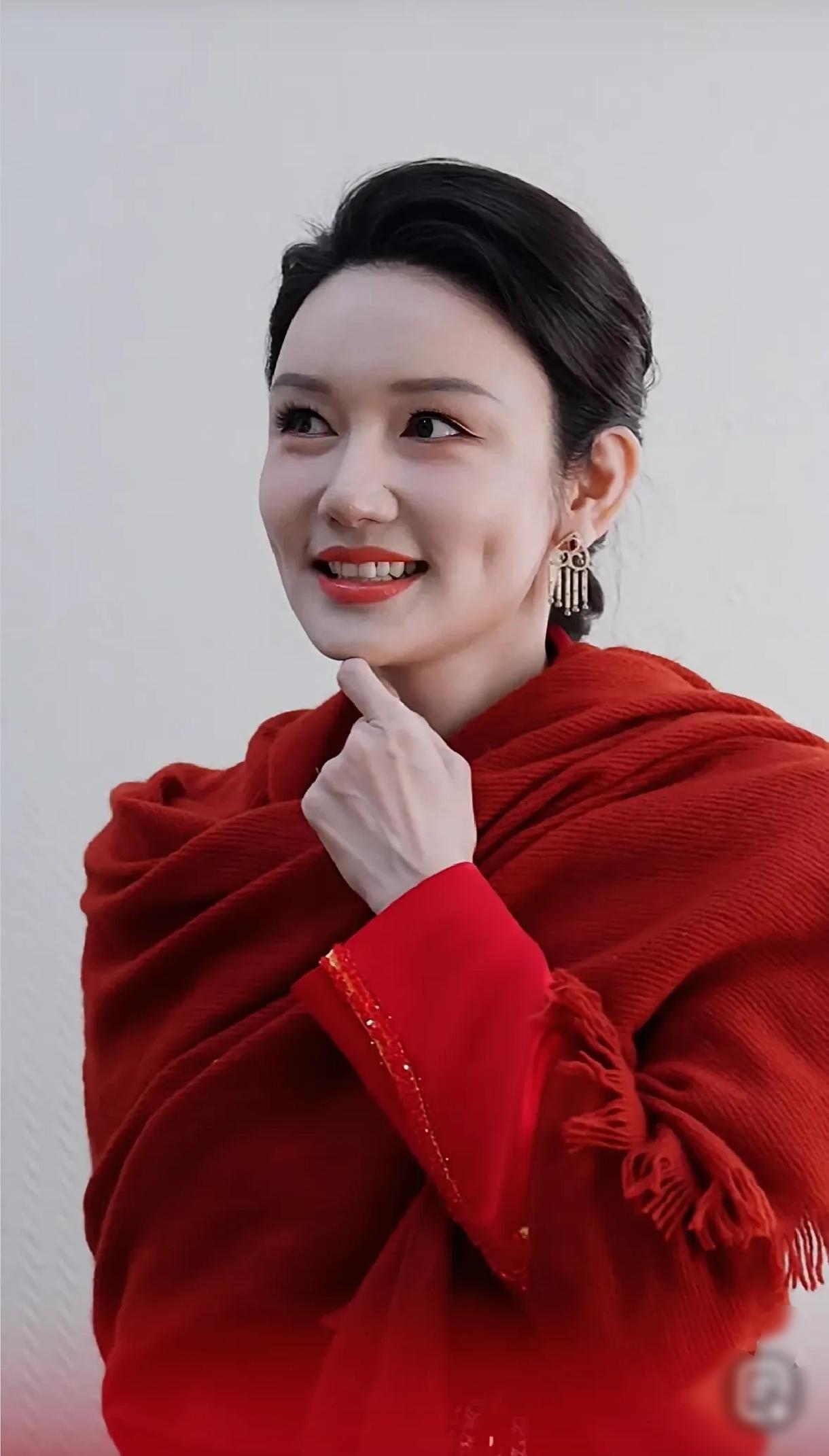 谁能想到，央视知名主持人龙洋，至今仍选择租房子住。不少人疑惑，以她的收入，买