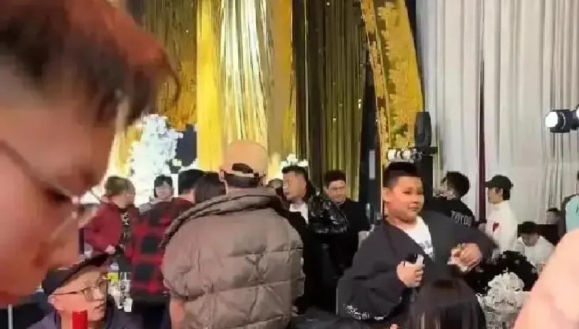 德云社2025封箱演出刚结束，郭德纲于谦带着徒弟们鞠躬谢场，台下观众手机灯海闪成