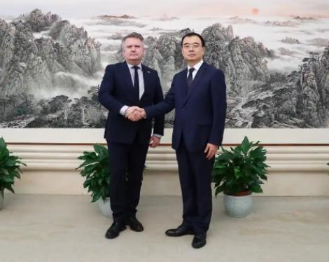 泽连斯基派人来找中国了，听信西方，乌克兰把马达西奇强行收归国有后，使中国直接造成